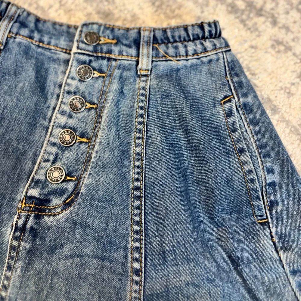Button down denim skirt - Picture 2 of 6